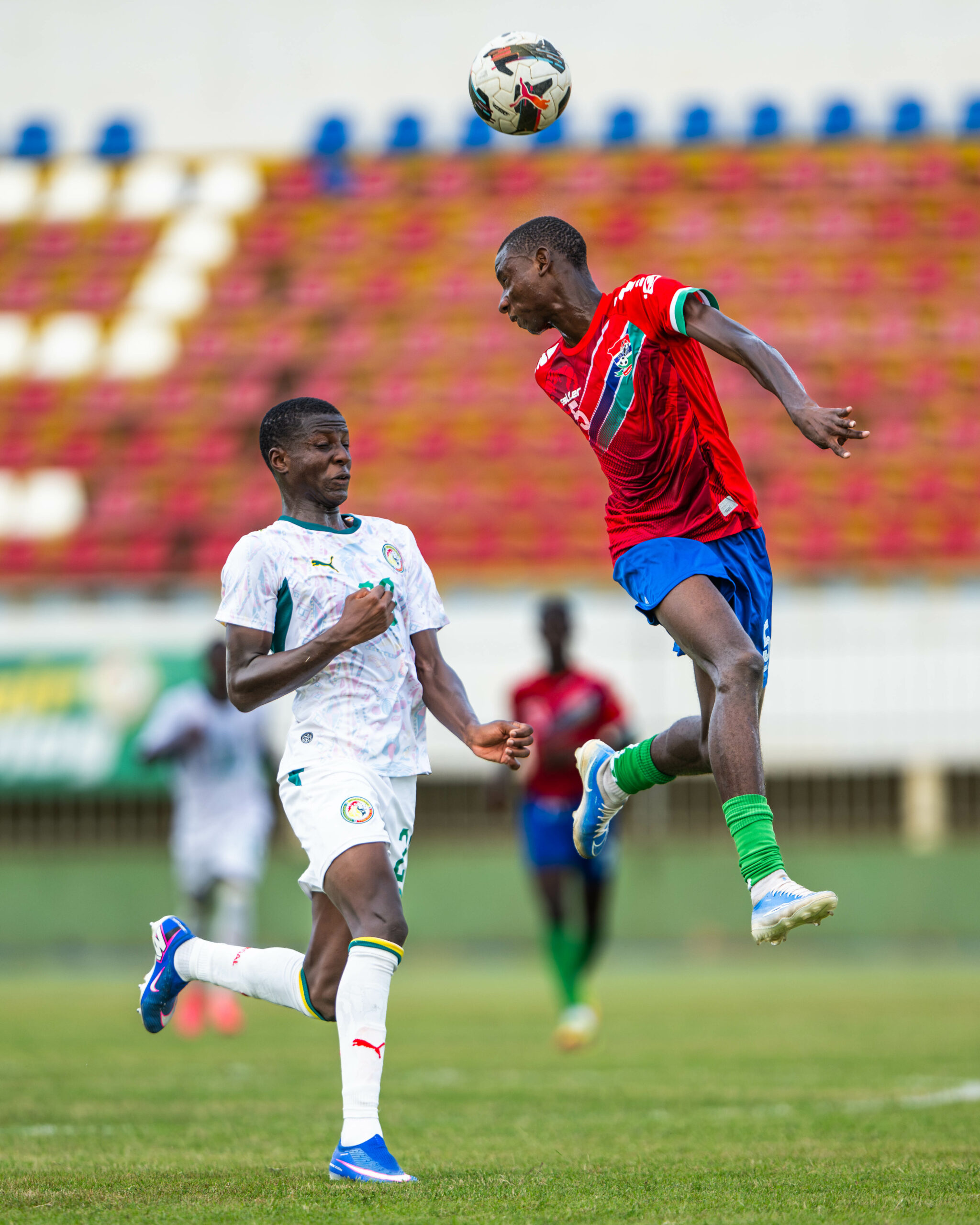 Tournoi-UFOA-A : La Gambie veut mettre fin au règne sénégalais La Gambie rêve de détrôner le Sénégal. Les deux voisins s’affrontent ce dimanche en finale de la 5e édition du tournoi UFOA-A U17, avec un premier sacre en ligne de mire pour les Young Scorpions, qui atteignent pour la première fois ce stade de la compétition. Invaincus depuis le début du tournoi et déjà qualifiés pour la prochaine CAN U17, les Gambiens avaient terminé deuxièmes du groupe A derrière le Sénégal, leur adversaire en finale. Ils avaient dominé la Sierra Leone (4-1) et la Mauritanie (3-1), avant de tenir les Lionceaux en échec (0-0). En demi-finales, ils ont écarté le Liberia (2-1). Face au quadruple tenant du titre (2018, 2021, 2024 et 2025), la Gambie tentera désormais de mettre fin à la domination sénégalaise dans la zone.